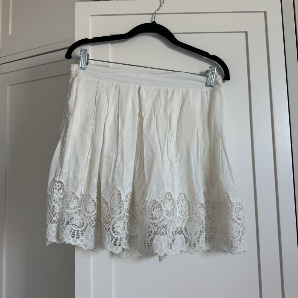 Heartloom White eyelet Lace Mini Skirt – Size Medium